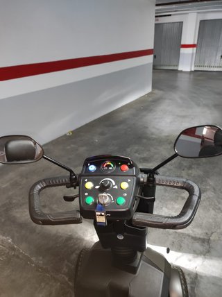 Scooter eléctrico negro y gris