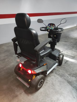 Scooter eléctrico negro y gris