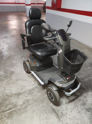 Scooter eléctrico negro y gris