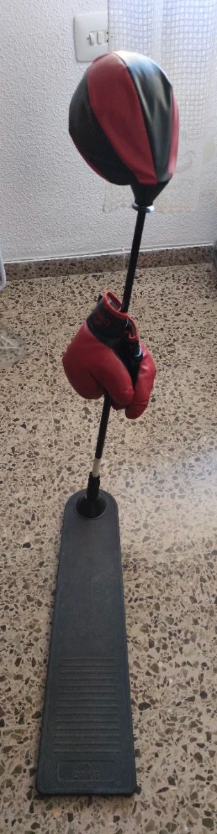 Balón de boxeo infantil con guantes