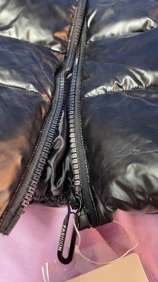 Chaleco acolchado negro talla M. Tallaje pequeño