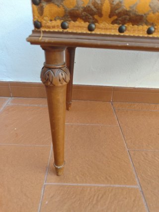 Banqueta antigua tapizada madera
