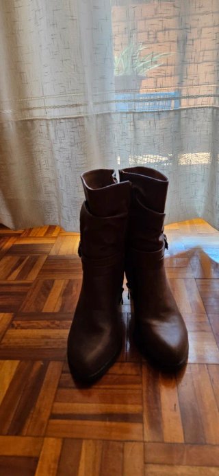 Botines marrones con hebillas