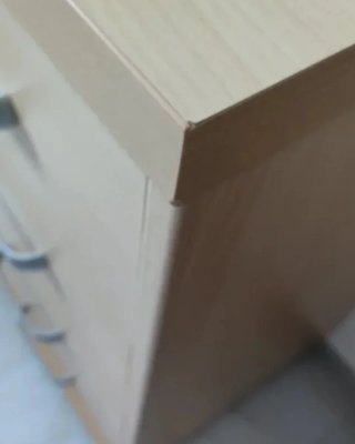 Cómoda baja de madera beige