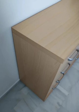 Cómoda baja de madera beige