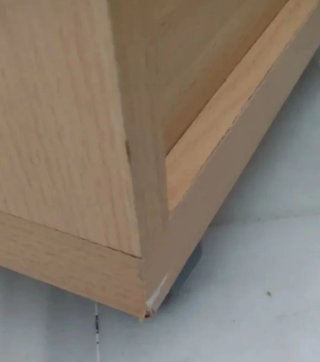 Cómoda baja de madera beige