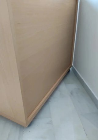 Cómoda baja de madera beige