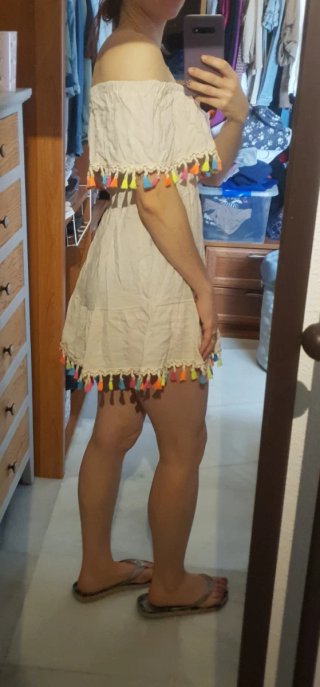 Vestido corto beige con flecos multicolor