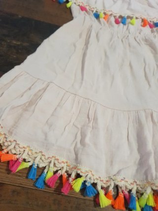 Vestido corto beige con flecos multicolor