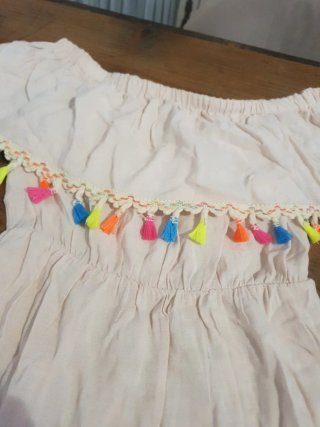 Vestido corto beige con flecos multicolor
