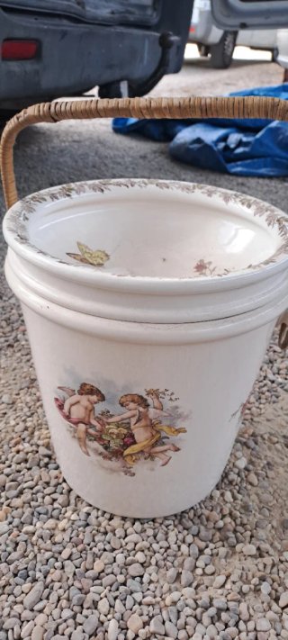 Cubo Cerámica Antiguo con Ángeles