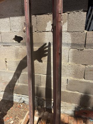 Contraventanas de madera rojas para restaurar