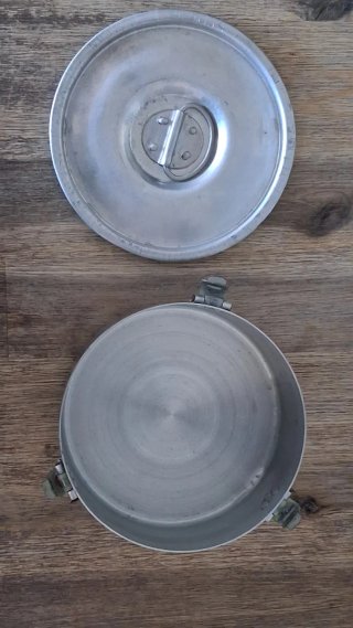 Fiambrera metálica con asa plegable