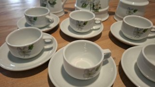 Juego de café de porcelana con flores