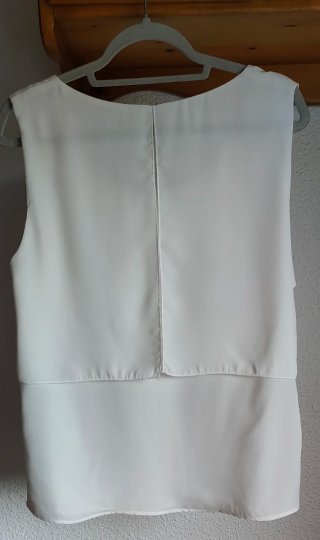 Blusa blanca con tirantes anchos