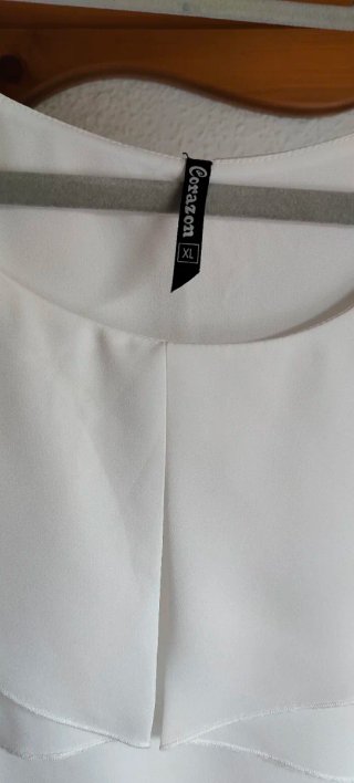 Blusa blanca con tirantes anchos