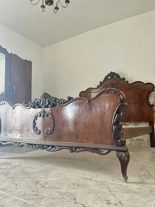 Cama de matrimonio de madera, cabecero y armario