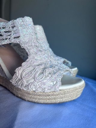 Sandalias cuña encaje blanco talla 39.