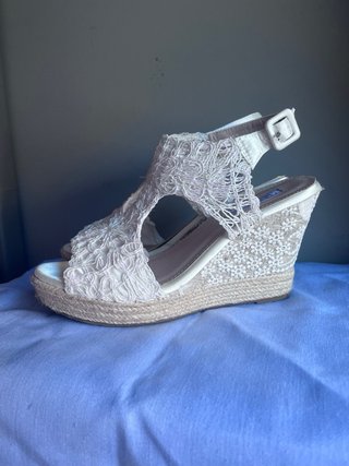 Sandalias cuña encaje blanco talla 39.