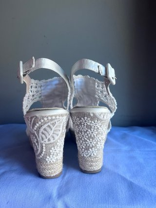 Sandalias cuña encaje blanco talla 39.