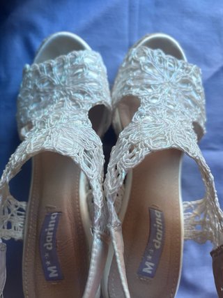 Sandalias cuña encaje blanco talla 39.