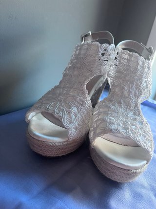 Sandalias cuña encaje blanco talla 39.