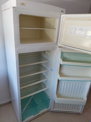 Nevera con congelador blanca en perfecto estado