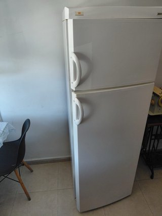 Nevera con congelador blanca en perfecto estado