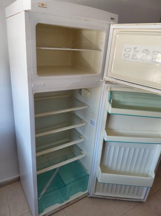 Nevera con congelador blanca en perfecto estado