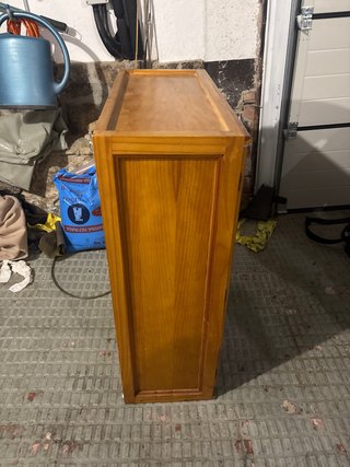 Mueble de madera con puertas de cristal