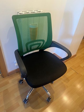 Silla de oficina con ruedas y respaldo verde