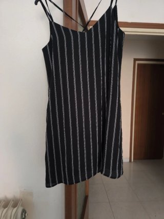 Vestido negro con rayas blancas
