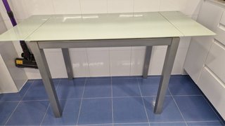 Mesa extensible cristal y metal