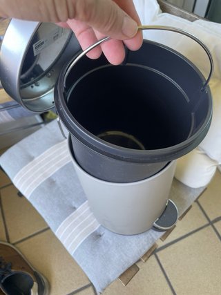 Cestino bagno beige e argento con pedale
