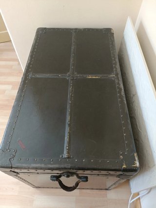 Baúl antiguo negro metal y madera