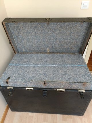Baúl antiguo negro metal y madera
