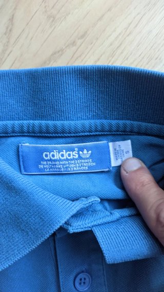 Polo Adidas azul con logo vintage