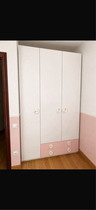 Muebles de madera y plástico