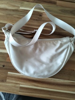 Bolso Negro con Llavero Multicolor