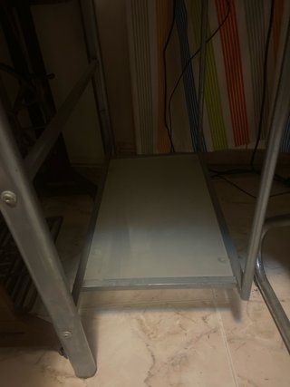 Escritorio cristal, silla, teclado,pantalla,archiv