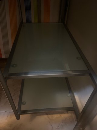 Escritorio cristal, silla, teclado,pantalla,archiv