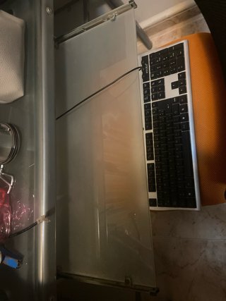 Escritorio cristal, silla, teclado,pantalla,archiv
