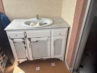 Mueble de baño con lavabo y grifo no es agromerado