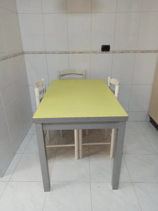 Mesa de cocina metal  gris y amarilla