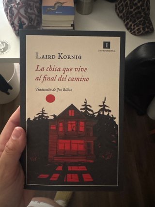 La Chica Que Vive Al Final del Camino