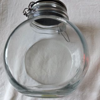 Contenitore in vetro con coperchio metallo