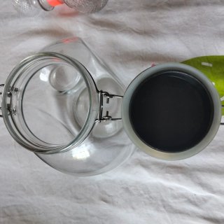 Contenitore in vetro con coperchio metallo