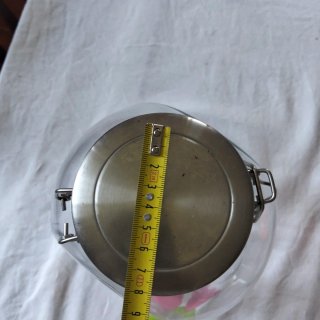 Contenitore in vetro con coperchio metallo
