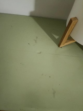 Mesita pintada a mano.