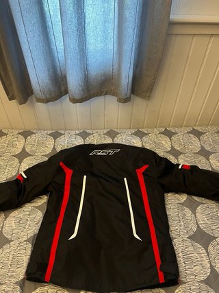 Chaqueta de moto RST negra y roja